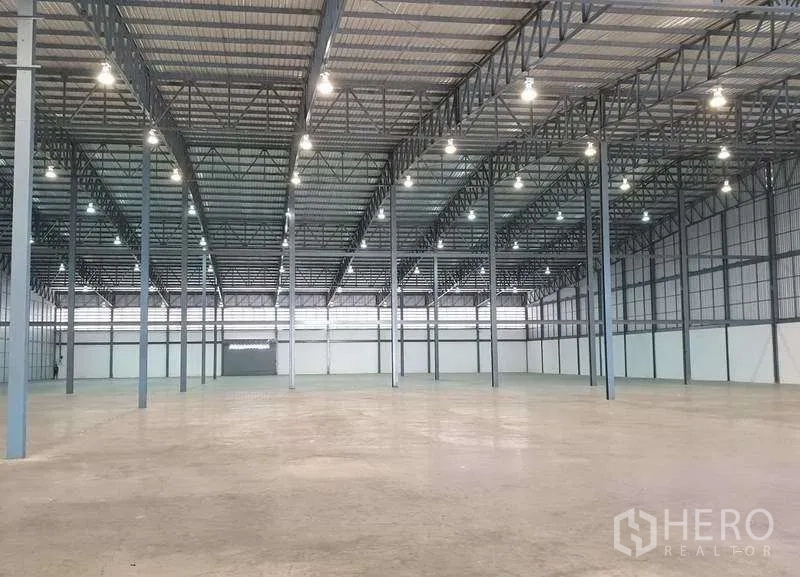 คลังสินค้า ให้เช่าในMueang Samut Prakan, Samut Prakan - ฮอลล์เก็บสินค้าโล่ง โครงเสาเหล็กและพื้นคอนกรีตเรียบ