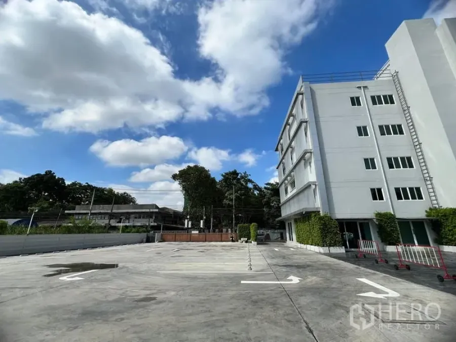 零售空间 出租在Huai Khwang, Bangkok - 多层建筑旁的广场式停车区，周边绿化与街景