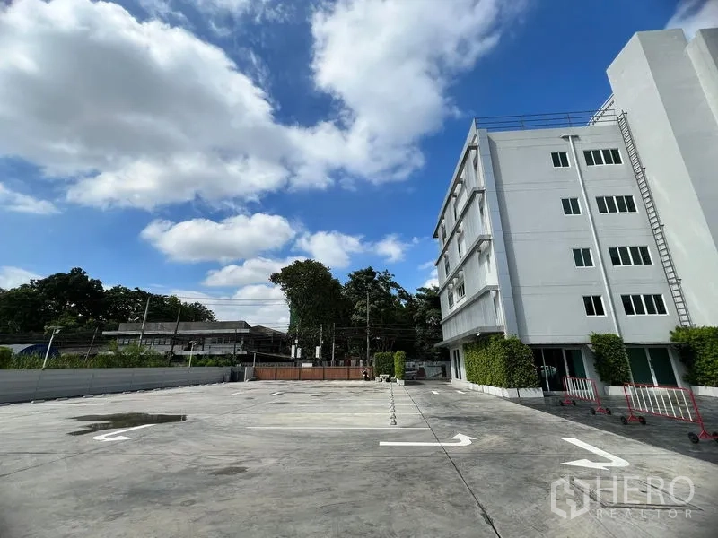 零售空间 出租在Huai Khwang, Bangkok - 多层建筑旁的广场式停车区，周边绿化与街景