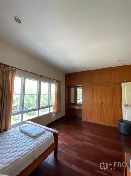 บ้าน ให้เช่าหรือขายในMin Buri, Bangkok - ห้องนอนสว่าง พื้นไม้ ตู้บิวท์อินบานใหญ่ และหน้าต่างกระจกกว้าง