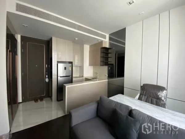 Condominium for rent in Watthana, Bangkok - Kitchenette with built-in cabinets, refrigerator and breakfast bar facing the lounge.