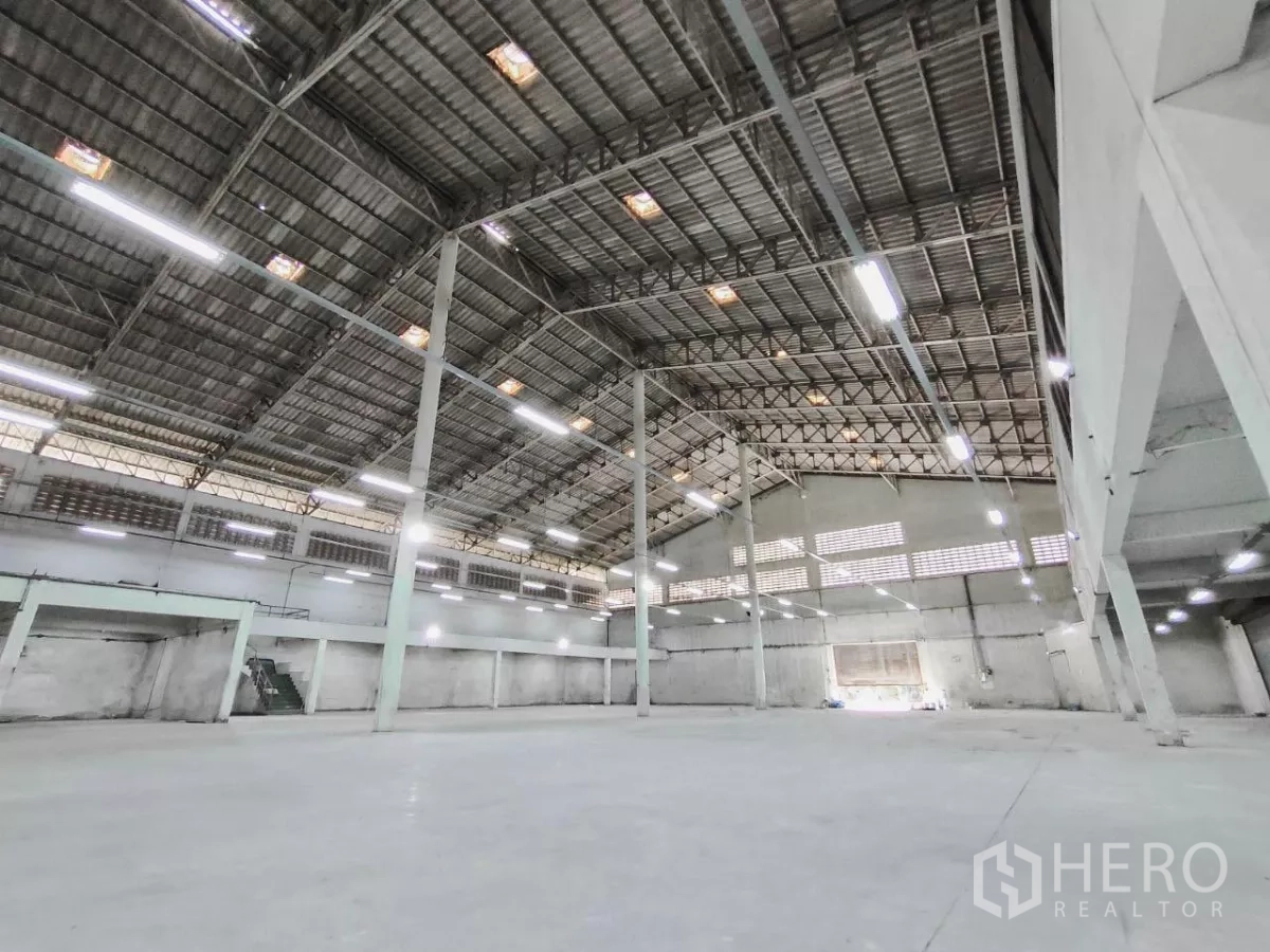 工厂 出售在Samut Prakan - 大跨度仓储空间，挑高层高、天窗采光与中央立柱。