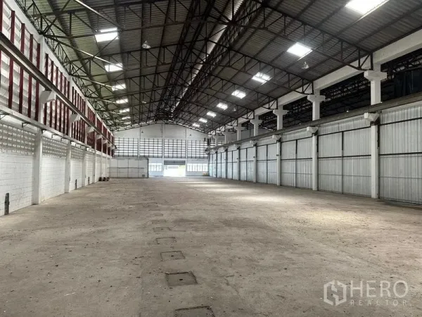 คลังสินค้า ให้เช่าในLam Luk Ka, Pathum Thani - พื้นที่โกดังมุมมองย้อนกลับ พื้นคอนกรีตโล่ง ฝ้าโครงเหล็กสูงพร้อมแผงไฟส่องสว่าง