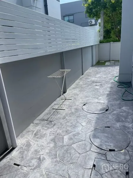 独立式住宅 出租在Bang Phli, Samut Prakan - 侧面服务区铺印花混凝土，设有水管与晾晒空间。