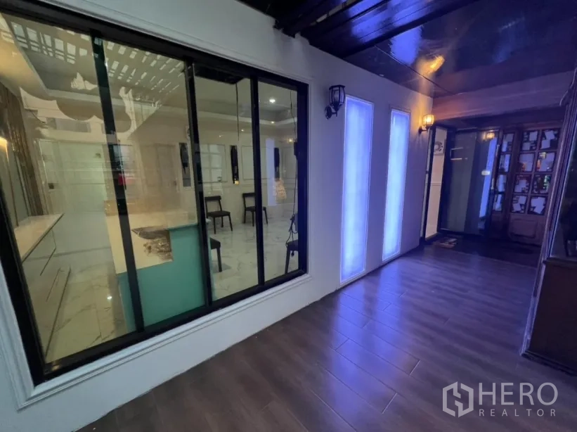 零售空间 出租在Watthana, Bangkok - 入口走廊，蓝色发光面板与推拉窗