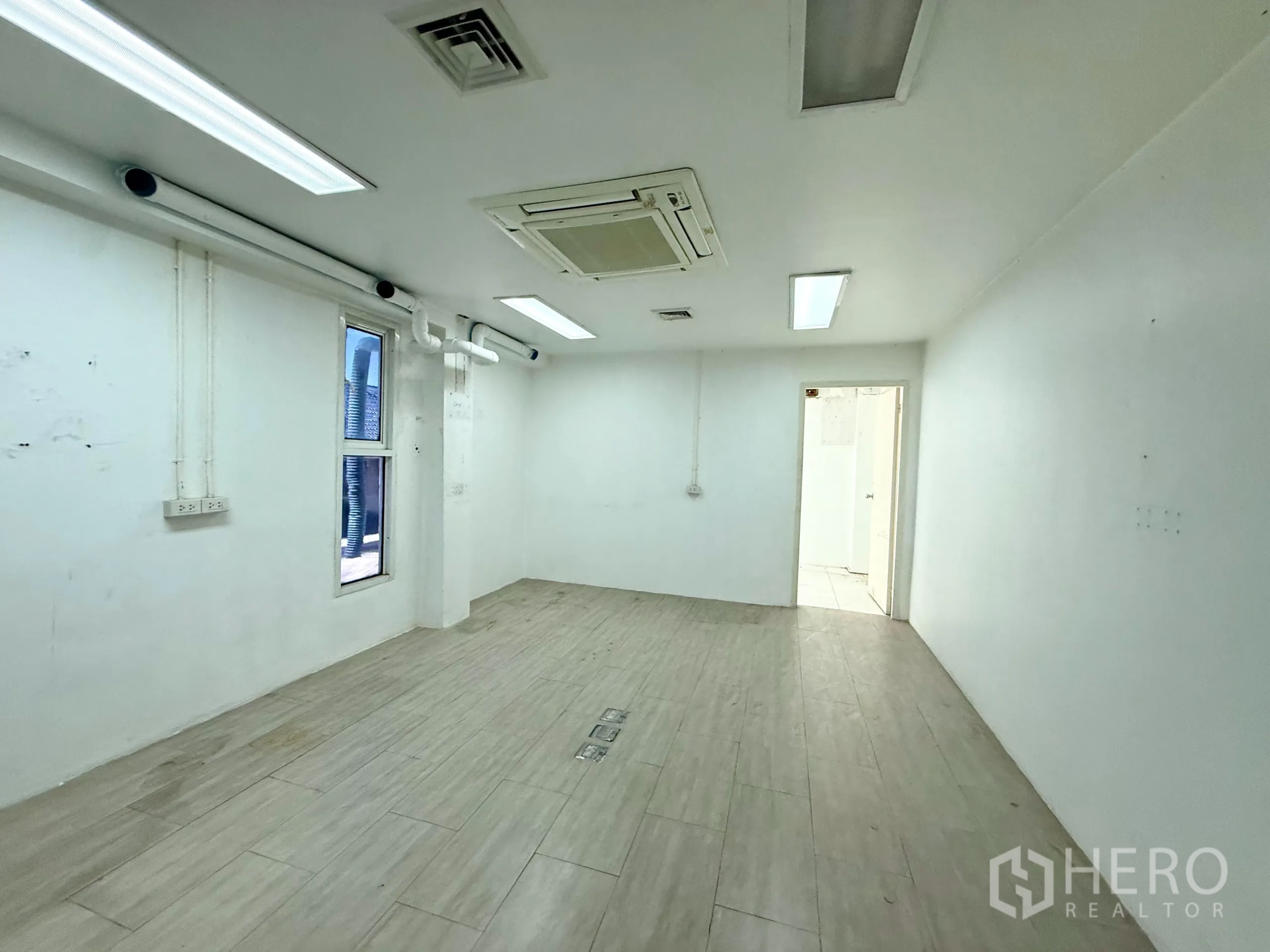 Office Space for rent in Bueng Kum, Bangkok - Meeting rooms divided by sliding glass partitions.