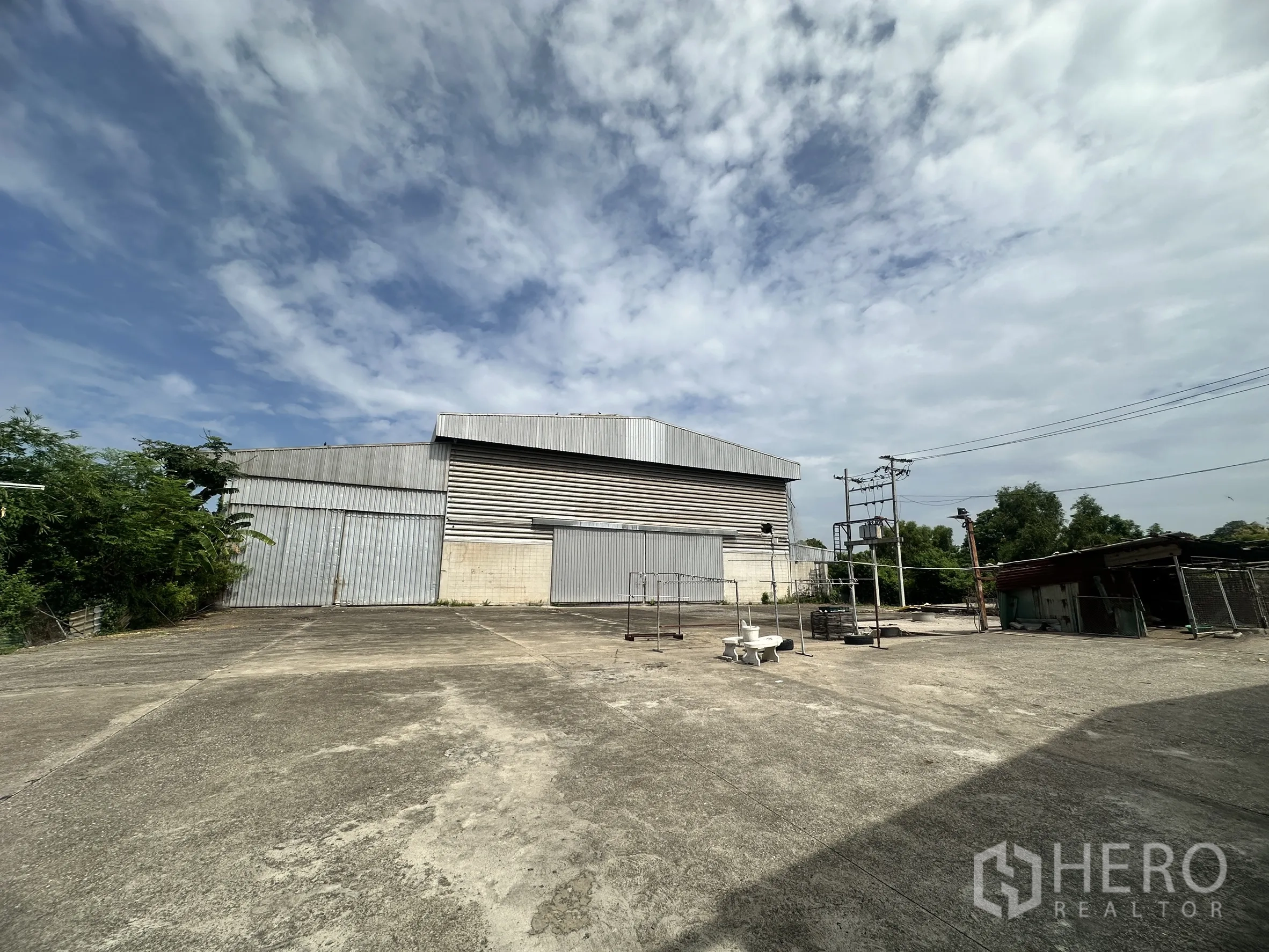 โรงงาน for sale in Sai Noi, Nonthaburi - ด้านหน้าอาคารคลังสินค้ากระเบื้องเมทัลชีท พร้อมลานจอดและหมุนรถ