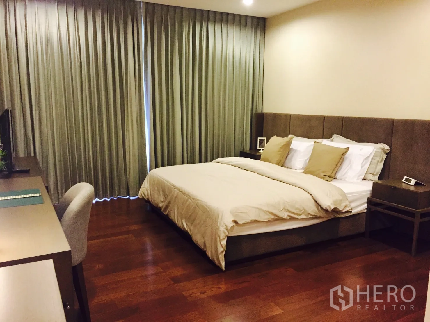 公寓 出租或出售在Sathon, Bangkok - 宽敞主卧，设大床、床头柜与落地窗帘。