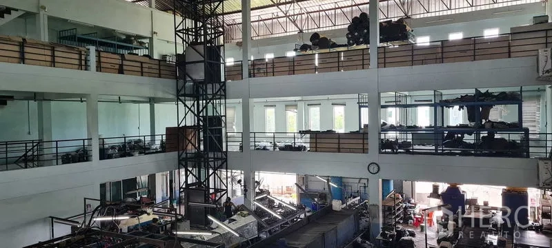 货栈 出租或出售在Bang Phli, Samut Prakan - 高挑仓库空间，设夹层储物层与货梯结构。