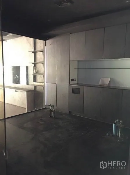 办公空间 出租在Pathum Wan, Bangkok - 背面房间带嵌入式柜体、玻璃隔断和适合茶水间的给排水接口。