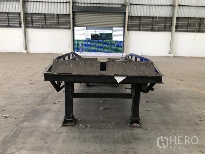 工厂 出租在Wang Noi, Phra Nakhon Si Ayutthaya - 仓库内靠近卷闸门的登车桥平台特写。