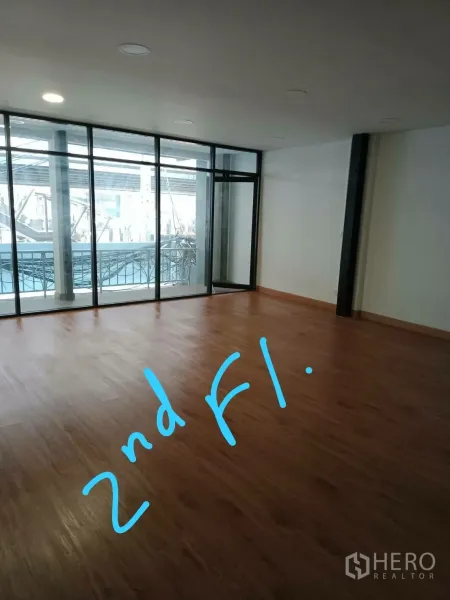 อาคารพาณิชย์ ให้เช่าในKhlong Toei, Bangkok - ห้องชั้น 2 กระจกเต็มบานเปิดสู่ระเบียง พื้นไม้และไฟดาวน์ไลท์