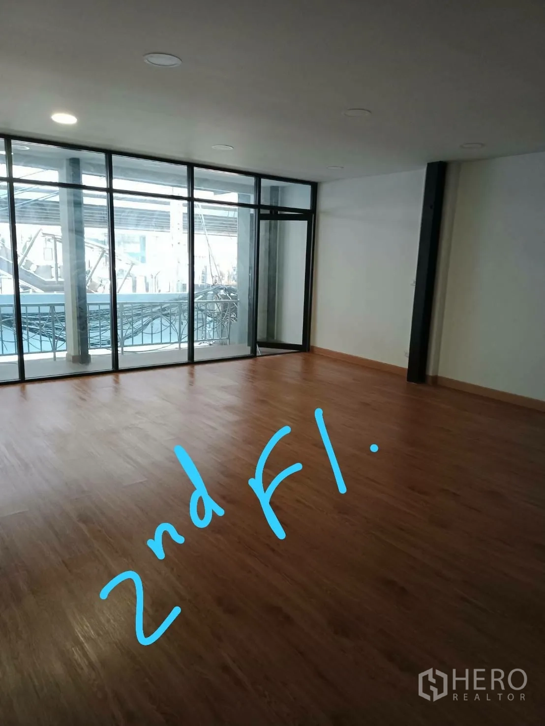 อาคารพาณิชย์ ให้เช่าในKhlong Toei, Bangkok - ห้องชั้น 2 กระจกเต็มบานเปิดสู่ระเบียง พื้นไม้และไฟดาวน์ไลท์