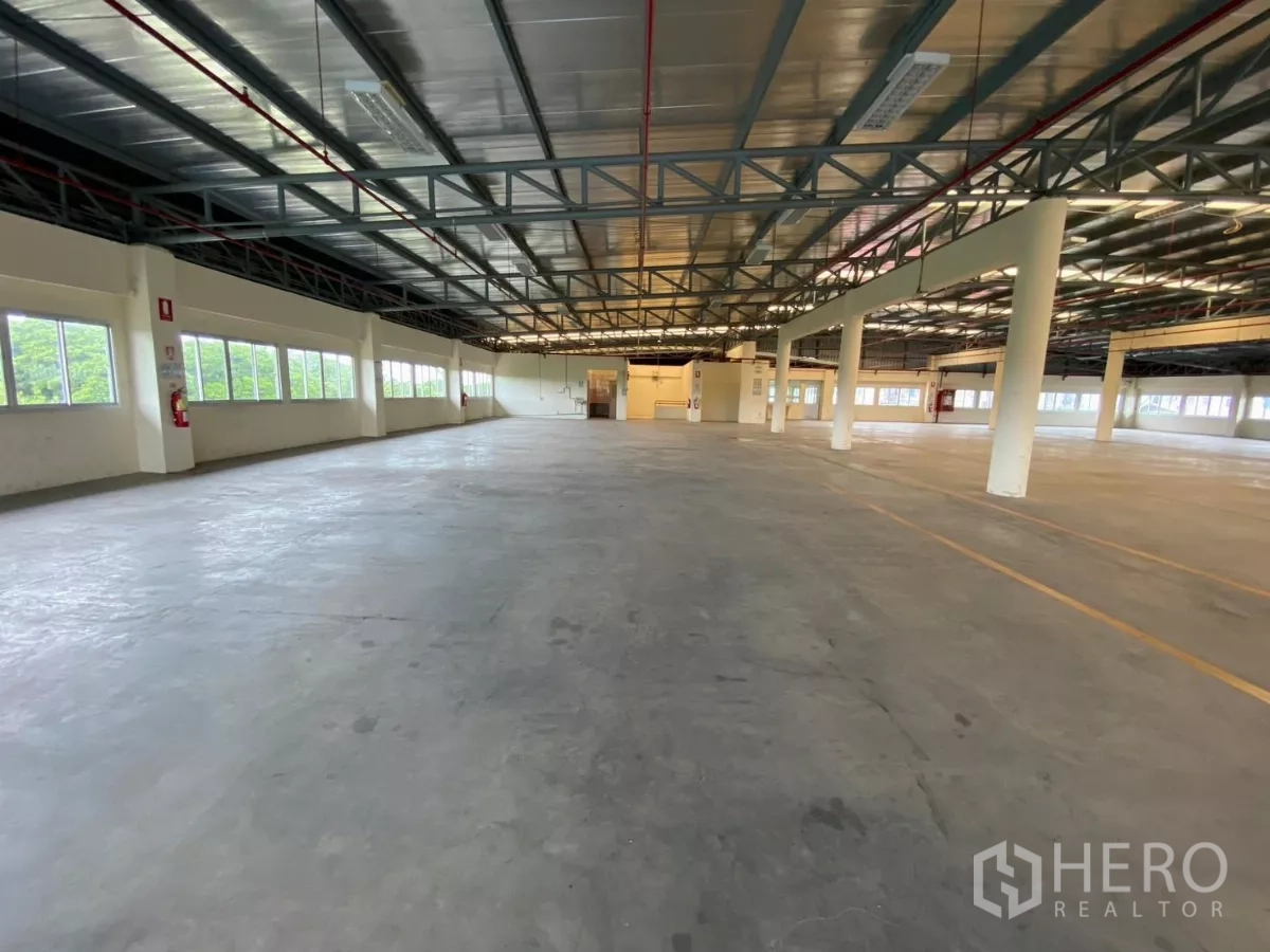 工厂 出租在Khlong Toei, Bangkok - 宽敞制造大厅，混凝土地面、长窗与划线区域。