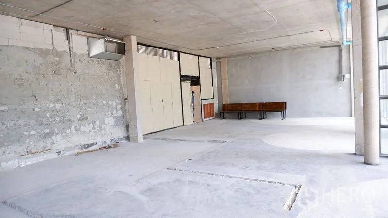 零售空间 出租在Watthana, Bangkok - 粗犷混凝土墙与部分隔断及门洞，开放式零售平面。