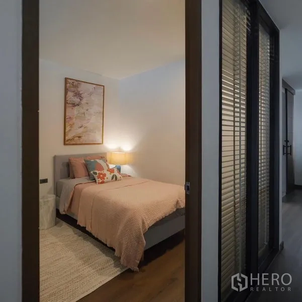 Detached House for rent in Bang Rak, Bangkok - Compact guest bedroom with soft lighting and pink bedding.