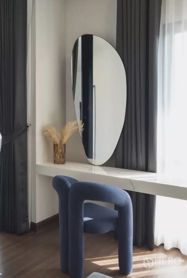 Detached House for rent in Bang Phli, Samut Prakan - Dressing area with large organic mirror, blue chair and long built-in desk.