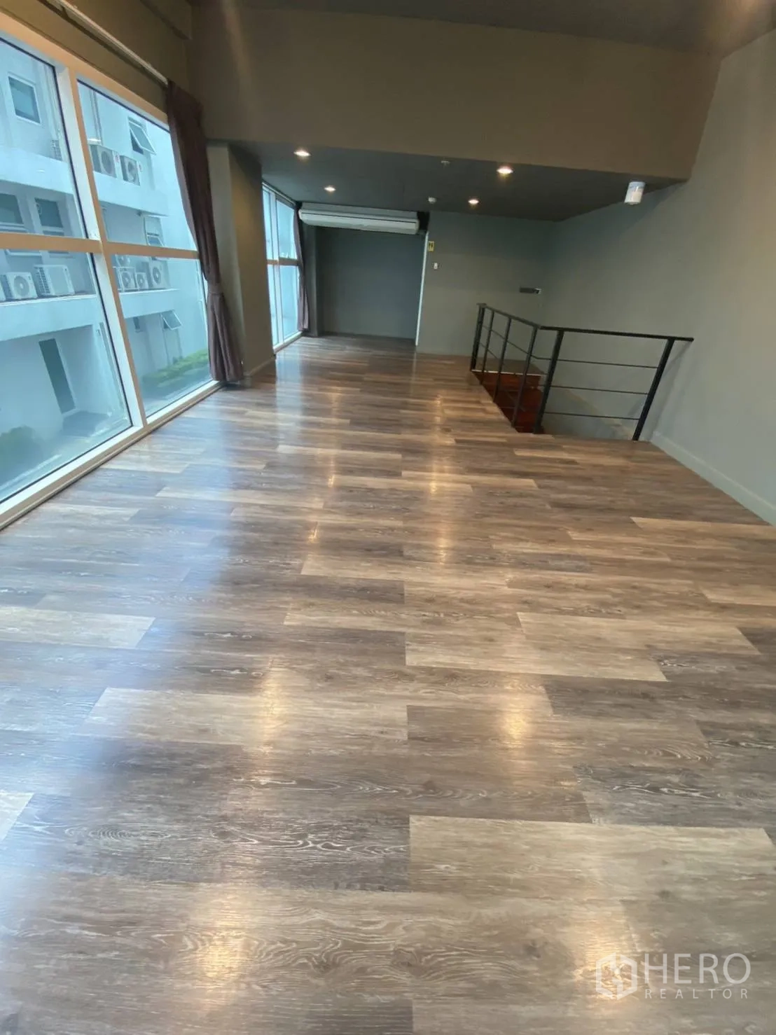 零售空间 出租在Huai Khwang, Bangkok - 采光充足的上层大厅，长木地板、大窗与空调。