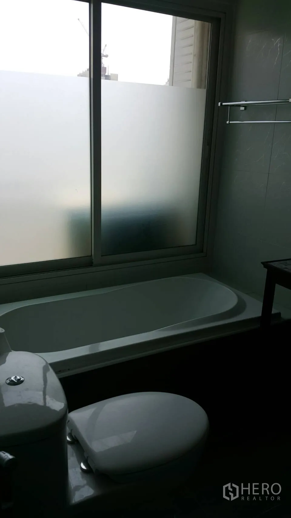 Condominium for rent in Watthana, Bangkok - Bathroom featuring a bathtub, frosted window and toilet.
