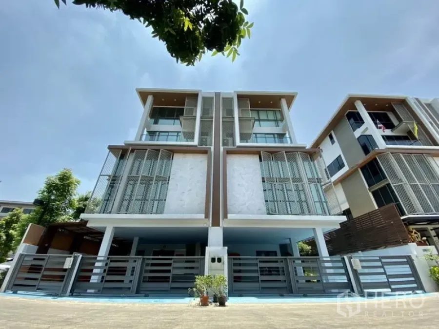 Home Office for rent or sale in Yan Nawa, Bangkok - Modern multi-storey home office facade with gated parking and glass balconies in Yan Nawa.