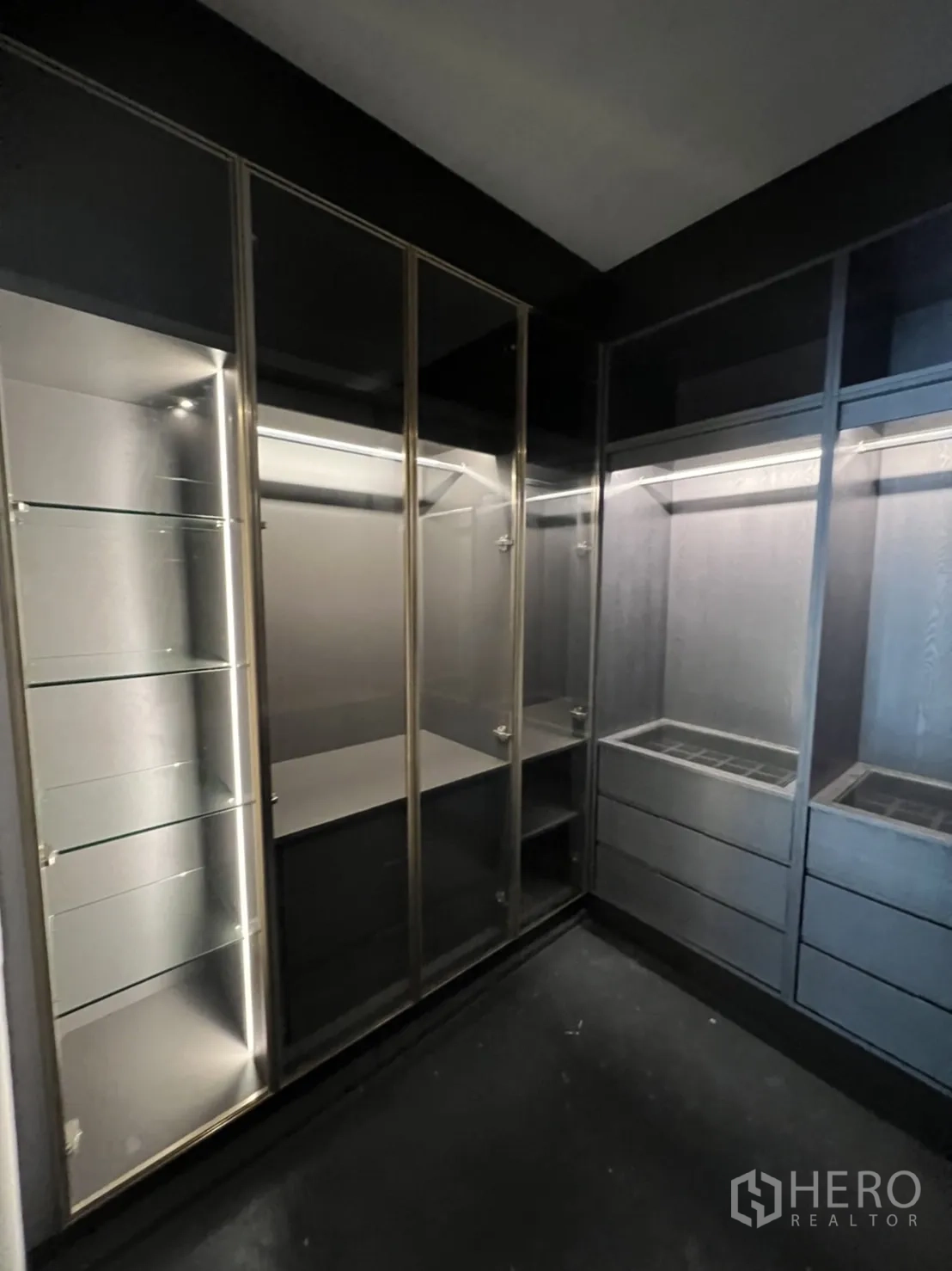 店屋 出租或出售在Watthana, Bangkok - 不锈钢洗手池角落，白色地铁砖挡水板。