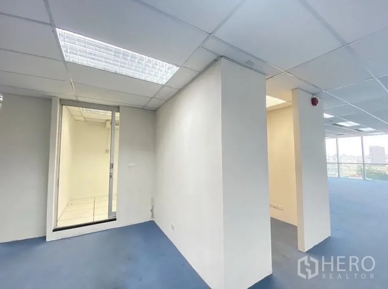 Office Space for rent in Chatuchak, Bangkok - Compact server or storage room with tiled floor and glass door next to the open office.