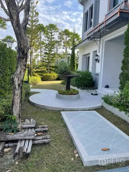 Detached House for sale in Saphan Sung, Bangkok - Landscaped side garden with circular patio and mature trees beside the home.