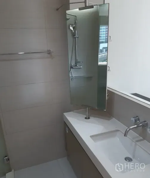 คอนโด ให้เช่าในKhlong Toei, Bangkok - ห้องน้ำสไตล์โมเดิร์น เคาน์เตอร์อ่างล้างหน้า ก๊อกติดผนัง กระจกบานยาว และโซนอาบน้ำกระจก