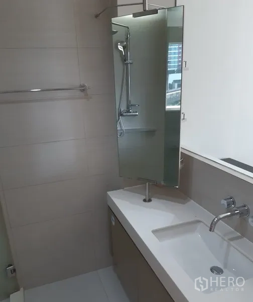 คอนโด ให้เช่าในKhlong Toei, Bangkok - ห้องน้ำสไตล์โมเดิร์น เคาน์เตอร์อ่างล้างหน้า ก๊อกติดผนัง กระจกบานยาว และโซนอาบน้ำกระจก