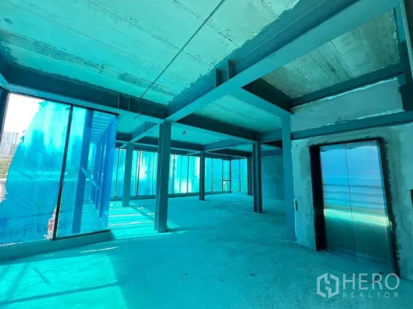 零售空间 出租在Pathum Wan, Bangkok - 拐角零售楼层，电梯直达，钢结构与环幕式玻璃带来强曝光。