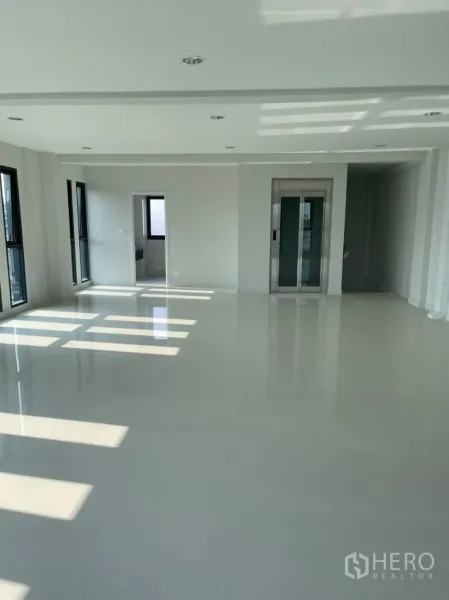 带办公室的家 出租在Suan Luang, Bangkok - 开放式办公楼层，内置电梯、筒灯与通往洗手间的门。