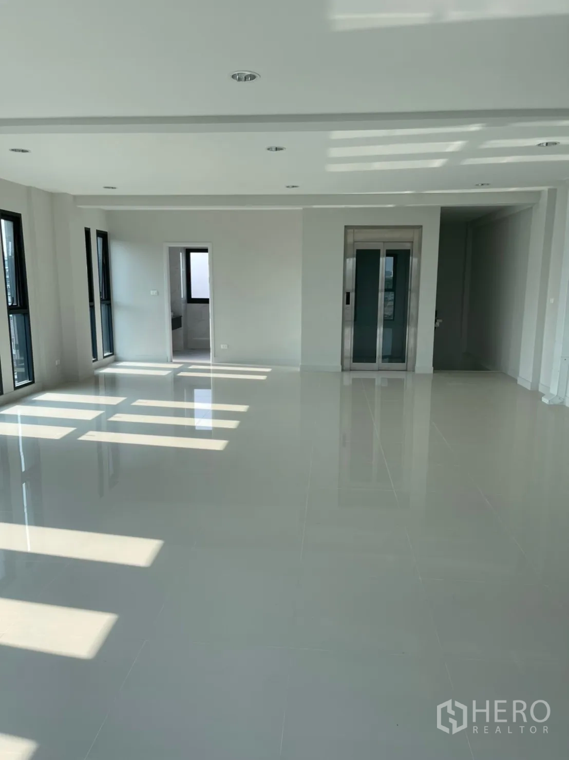 带办公室的家 出租在Suan Luang, Bangkok - 开放式办公楼层，内置电梯、筒灯与通往洗手间的门。