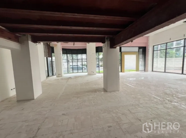 พื้นที่ขายปลีก ให้เช่าในWatthana, Bangkok - พื้นที่ชั้นล่างใต้ชั้นลอย มีผนังกระจกสูงรอบด้าน