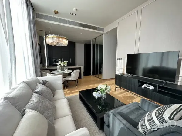 Condominium for rent in Pathum Wan, Bangkok - Stylish open living and dining room leading to a sleek kitchen with island.