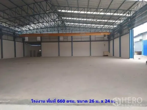 工厂 出租在Samut Sakhon - 660㎡宽阔生产车间，高挑屋顶与天窗，地面开阔。