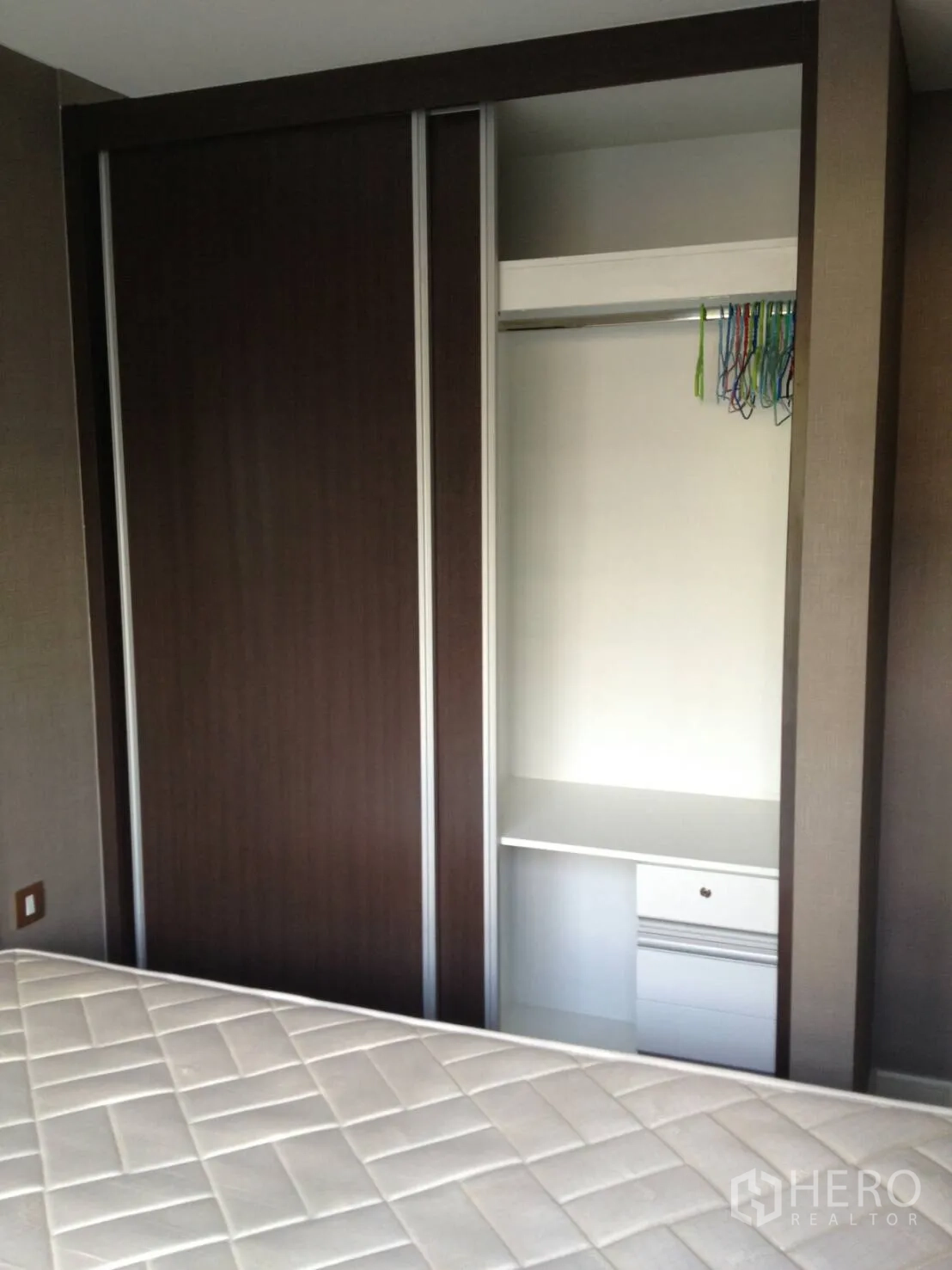 คอนโด ให้เช่าในKhlong Toei, Bangkok - ตู้เสื้อผ้าบิวท์อินบานเลื่อนสีไม้เข้มพร้อมลิ้นชัก