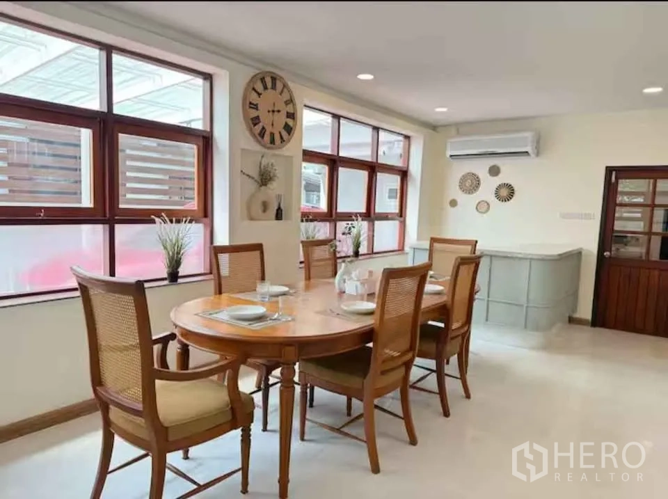 บ้าน ให้เช่าในKhlong Toei, Bangkok - ห้องรับประทานอาหาร โต๊ะไม้ 6 ที่นั่ง ติดหน้าต่างยาวและนาฬิกาแขวน