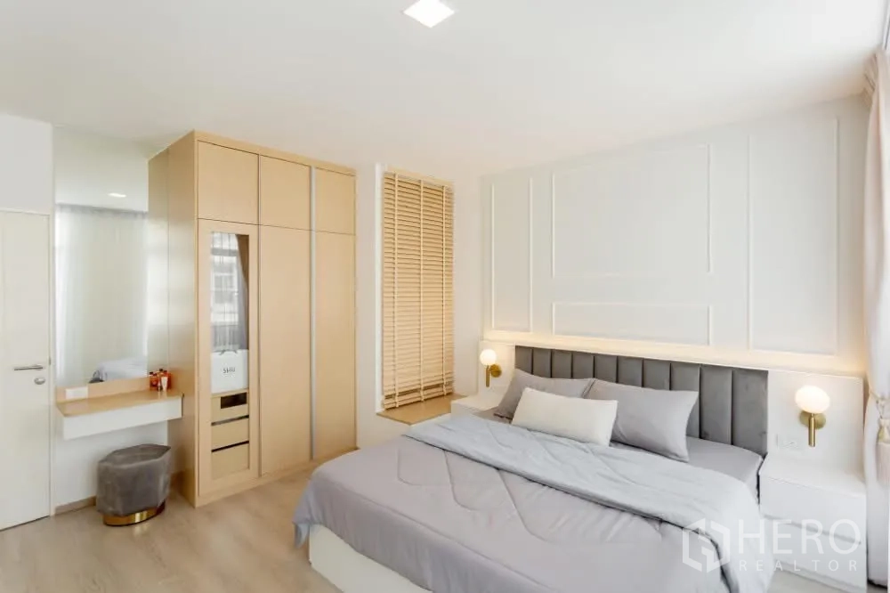 联排别墅 出租在Prawet, Bangkok - 宽敞主卧，内置衣柜与梳妆区，柔和中性色调。
