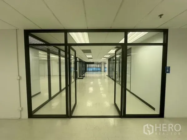 办公空间 出租在Phaya Thai, Bangkok - 走廊入口，双开玻璃门通向长条形办公区。