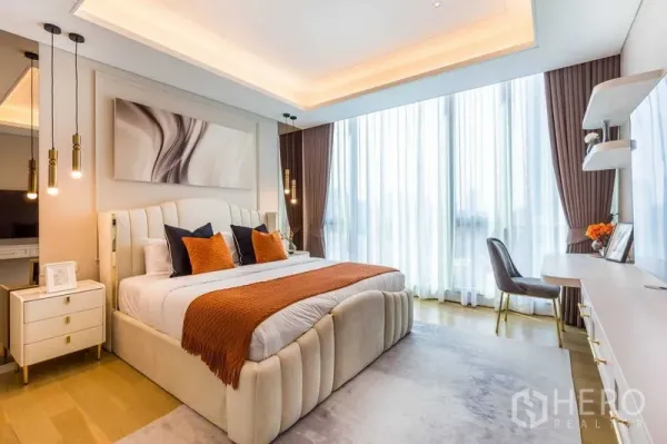 คอนโด ขายในPathum Wan, Bangkok - ห้องนอนหลัก เตียงบุผ้า โคมแขวน และหน้าต่างเต็มผนังพร้อมม่านโปร่ง