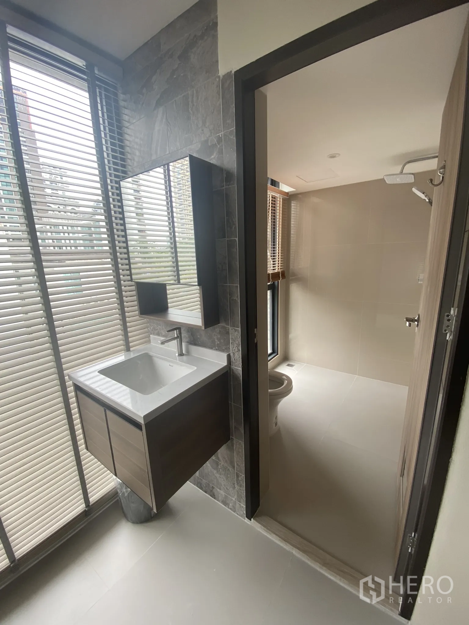 อาคารพาณิชย์ ให้เช่าในWatthana, Bangkok - พื้นที่อ่างล้างหน้าใกล้ทางเข้าห้องอาบน้ำสว่าง