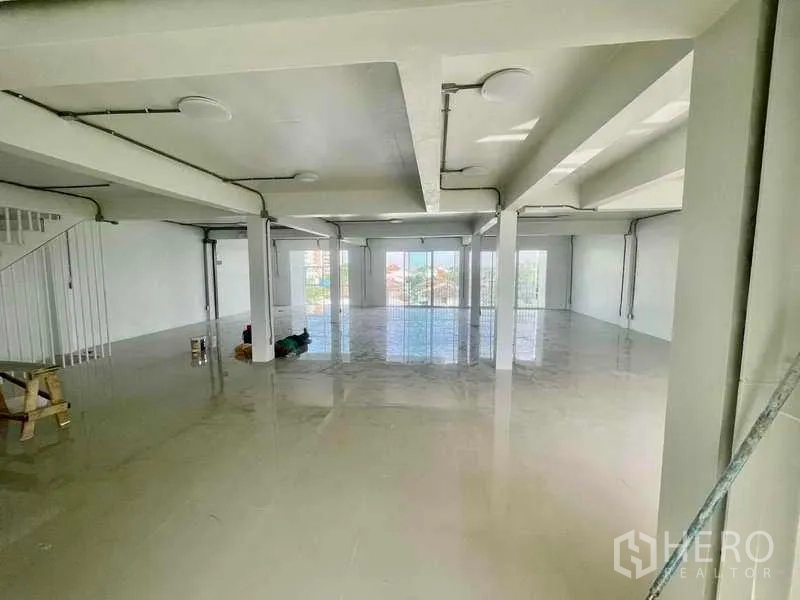 สำนักงานที่บ้าน ให้เช่าหรือขายในBang Kapi, Bangkok - โถงชั้นล่างขนาดใหญ่ พื้นเงา เสาโครงสร้าง บันได และกระจกสูงจรดเพดาน