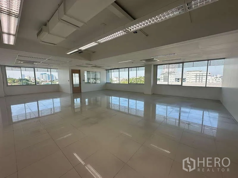 สำนักงาน ให้เช่าในPrawet, Bangkok - โซนทำงานโอเพนสเปซ หน้าต่างกระจกเต็มผนังบริเวณมุมอาคาร