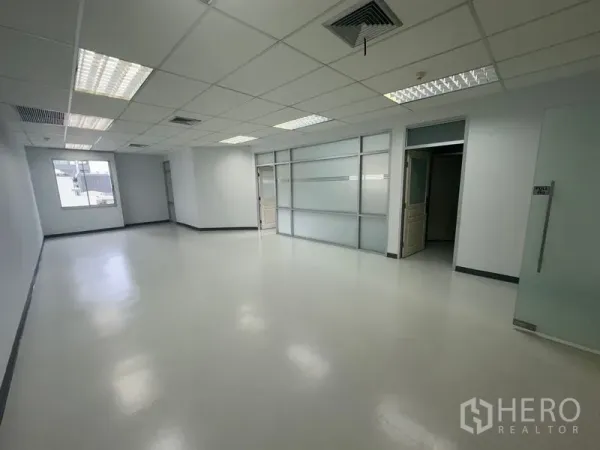 办公空间 出租在Bang Rak, Bangkok - 开放式办公区，吊顶灯与空调出风口，配玻璃隔断。