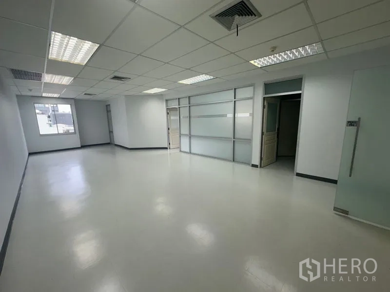 办公空间 出租在Bang Rak, Bangkok - 开放式办公区，吊顶灯与空调出风口，配玻璃隔断。
