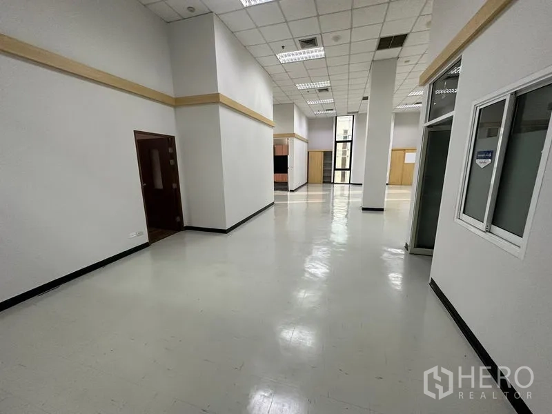 สำนักงาน ให้เช่า - ทางเดินกว้างเชื่อมสู่พื้นที่สำนักงานหลัก เพดานสูง ผนังกระจกกั้น และพื้นโทนขาวสะอาด