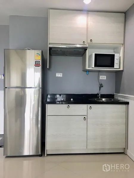 คอนโด ให้เช่าในKhlong Toei, Bangkok - มุมครัวบิลต์อิน พร้อมตู้เย็น ไมโครเวฟ ตู้เก็บของ และเครื่องดูดควัน