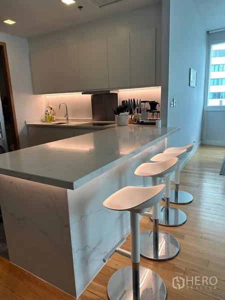 คอนโด ให้เช่าในKhlong Toei, Bangkok - ภาพระยะใกล้เคาน์เตอร์หินอ่อนและครัวมินิมอลพร้อมไฟใต้ตู้