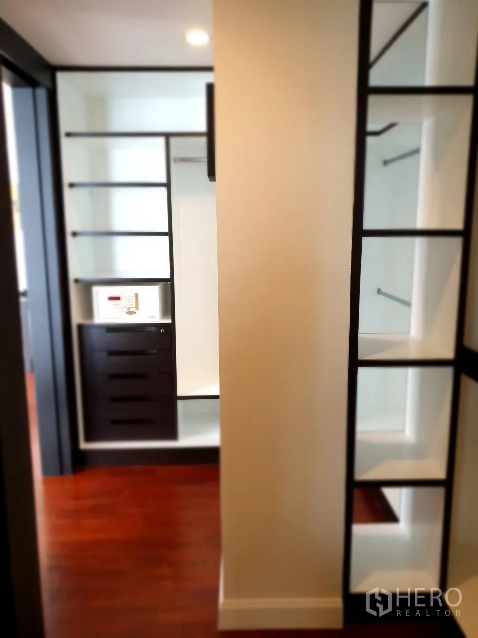Apartment for rent in Bang Rak, Bangkok - Walk-in closet with open shelving, drawers and in-room safe.