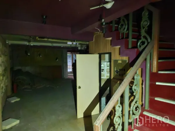 อาคารพาณิชย์ ให้เช่าในBang Rak, Bangkok - บันไดภายในราวเหล็กดัดตกแต่ง ข้างพื้นที่ร้านค้าที่ไม่ได้ใช้งาน